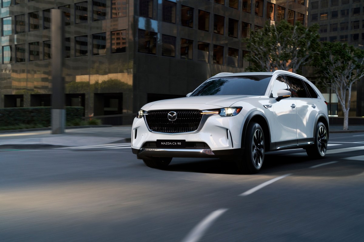 SUV flagship CX-90 giá ưu đãi từ 1,899 tỷ đồng trong tháng 7.