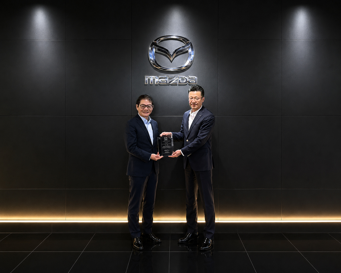 Hình 1. Đại Diện Lãnh Đạo Tập Đoàn Mazda Trao Cúp Vinh Danh Thành Tích Tăng Trưởng Sản Lượng Xuất Sắc Năm 2025 Cho Chủ Tịch HĐQT THACO Trần Bá Dương